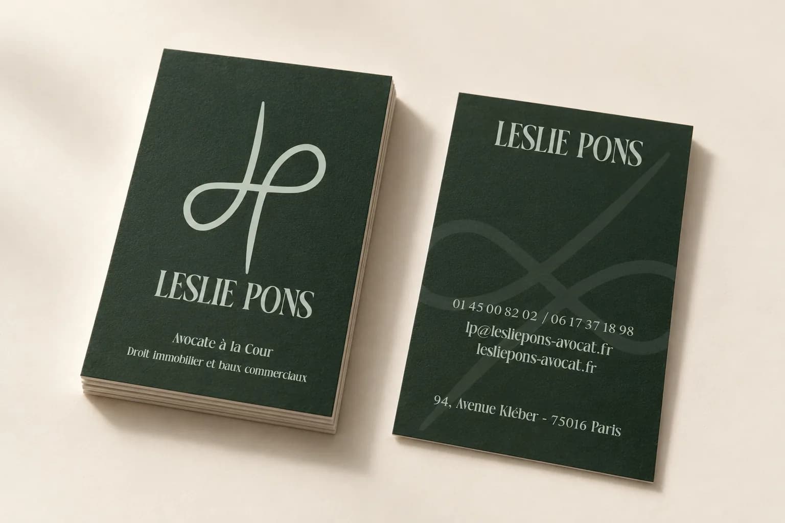 Cartes de visite de Me Leslie Pons, recto et verso, vert profond et monogramme LP